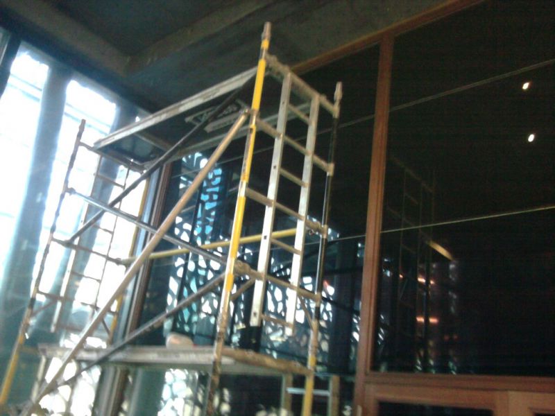 Pose de film noir occulant pour une exposition au musée du MUCEM