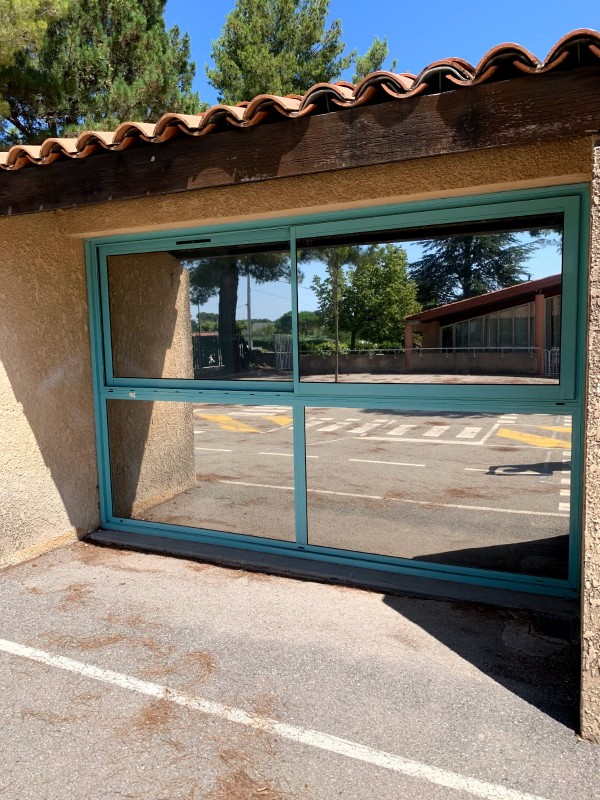 Pose d’un film effet miroir réfléchissant dans le cadre du plan vigipirate pour la protection des enfants dans une école à Marseille