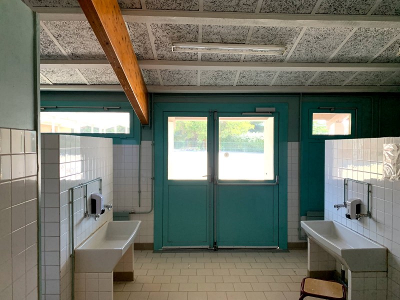 Pose d’un film effet miroir réfléchissant dans le cadre du plan vigipirate pour la protection des enfants dans une école à Marseille
