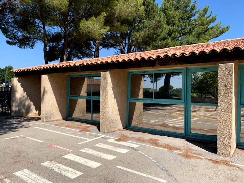 Pose d’un film effet miroir réfléchissant dans le cadre du plan vigipirate pour la protection des enfants dans une école à Marseille