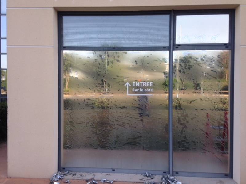 Pose de film protection solaire vitrage de bureaux à Aix les Milles
