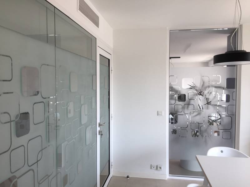 Pose de film d'intimité dans une salle de réunion à Marseille 13010