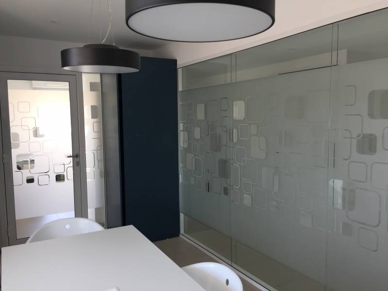 Pose de film d'intimité dans une salle de réunion à Marseille 13010