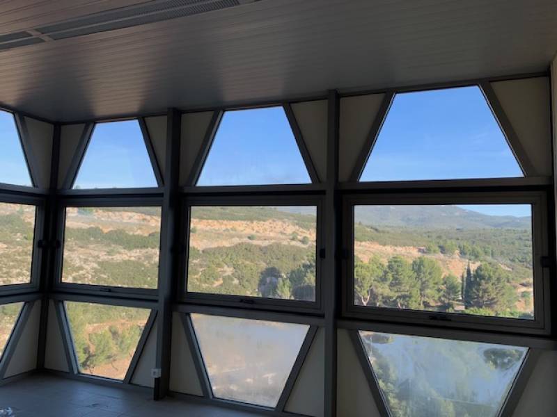 Films de protection solaire sur le vitrage d'un immeuble de bureaux dans les Bouches du Rhône