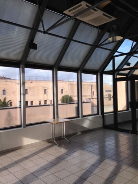 Réduction de la température intérieure d'un batiment vitré