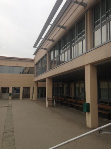 Pose de film solaire réfléchissant dans un établissement scolaire à Rousset
