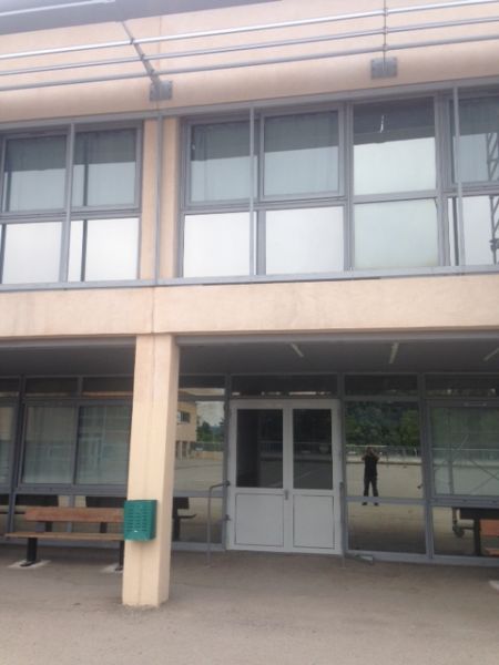 Pose de film solaire réfléchissant dans un établissement scolaire à Rousset