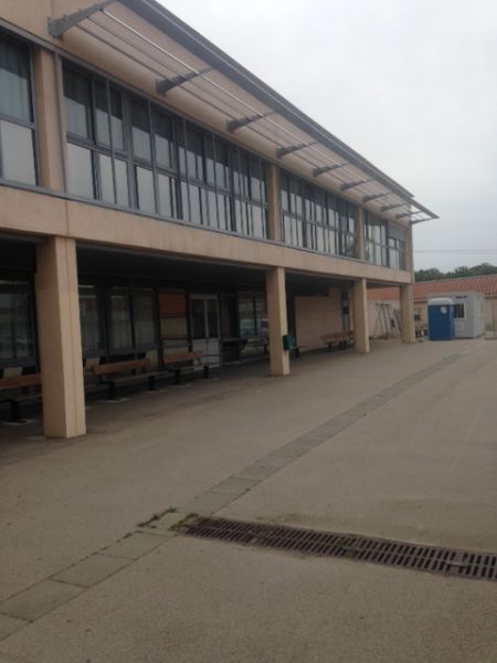 Pose de film solaire réfléchissant dans un établissement scolaire à Rousset