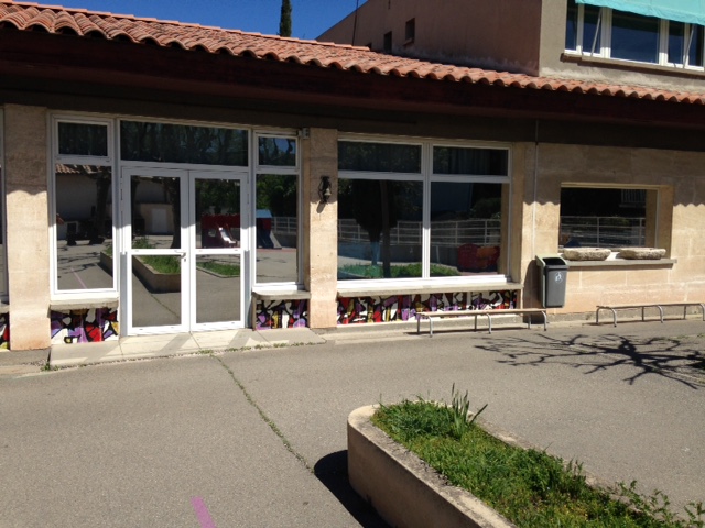 Pose de film pour protéger du soleil dans une salle de classe à mallemort