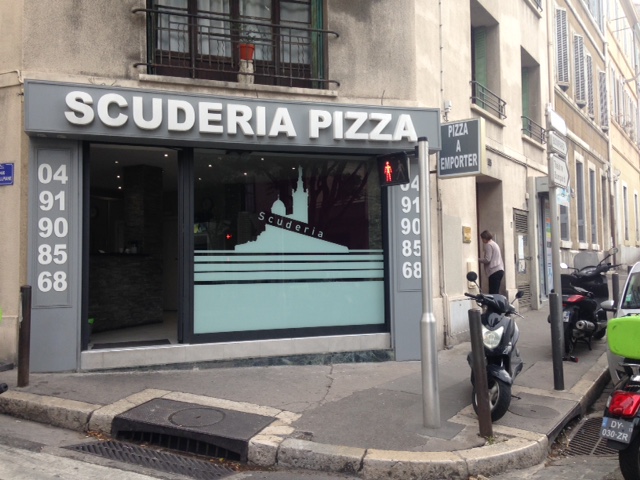 Signalétique personnalisée sur une vitrine d'une pizzéria à Marseille