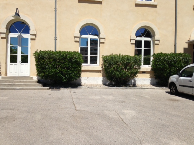 Application de film de protection solaire dans un réfectoire de lycée à Marseille