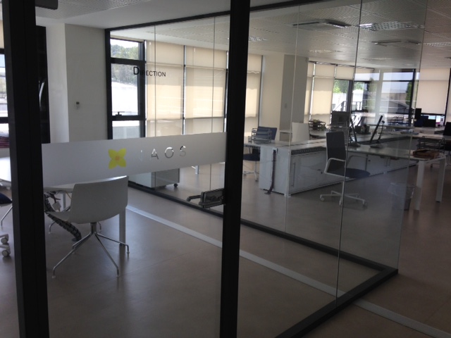 Pose logo personnalisé dans un laboratoire de cosmétique à Aix en Provence.