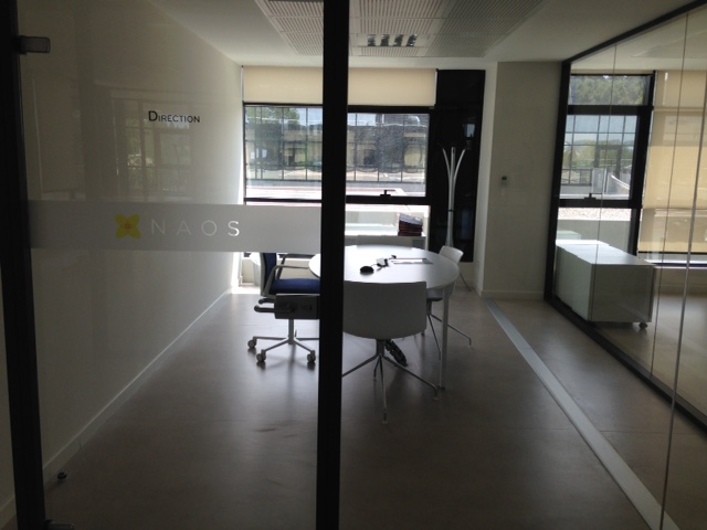 Collage de logo dans les bureaux d' une entreprise de Aix en provence