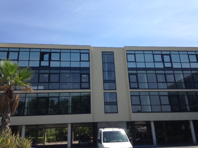 Pose de films de protection solaire dans un bureau à Marseille 10ème