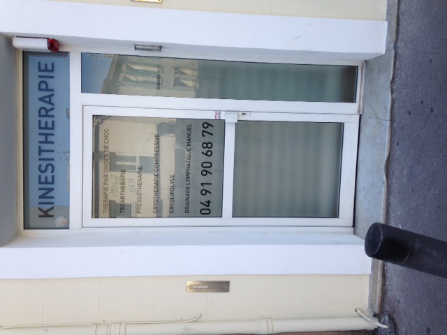 Pose de lettres adhésives sur vitrine à Marseille