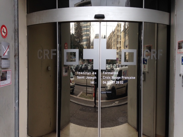 installation logo adhesif sur vitrage à Marseille