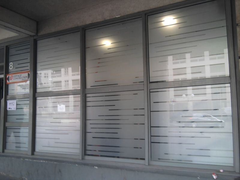 Pose de film décoratif dans un cabinet d'assurances à Marseille