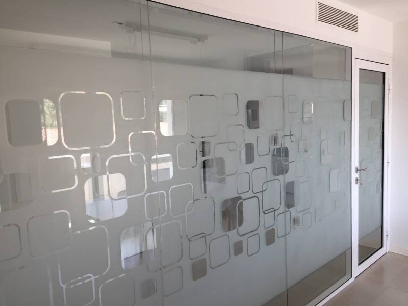 Pose de film d'intimité dans une salle de réunion à Marseille 13010